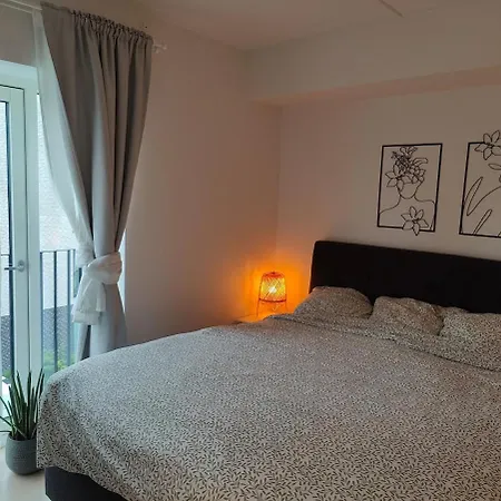 Apartman Modern 3-room Near St *